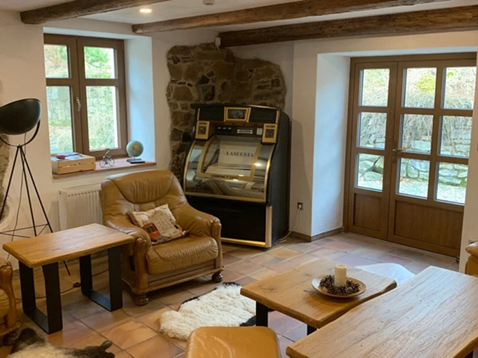 Společenská místnost s&nbsp;krbem – Penzion Šléglov